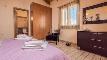 Un dormitorio con una cama grande, un armario de madera y un espejo en la pared.