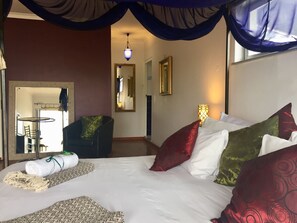 Royal Suite, 1 King Bed, Ocean View, Sea Facing | In-room safe, desk, free WiFi - Villa Surprise (Cape Town)