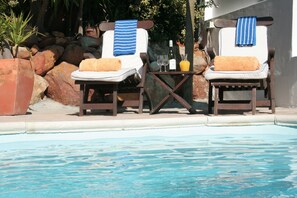 Outdoor pool, sun loungers - Villa Surprise (Cape Town)