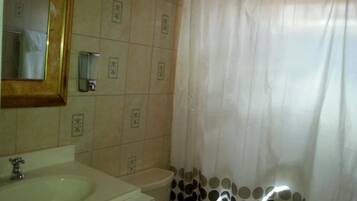 Ducha, artículos de higiene personal gratuitos y toallas