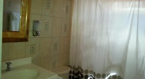 Shower, free toiletries, towels