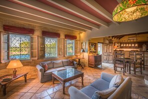 Villa Classique, plusieurs chambres, piscine privée (3 Houses) | 8 chambres, coffres-forts dans les chambres, décoration personnalisée