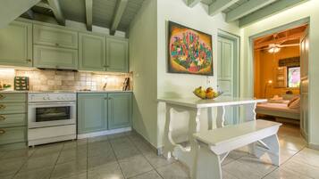 Villa Classique, plusieurs chambres, piscine privée (3 Houses) | 8 chambres, coffres-forts dans les chambres, décoration personnalisée