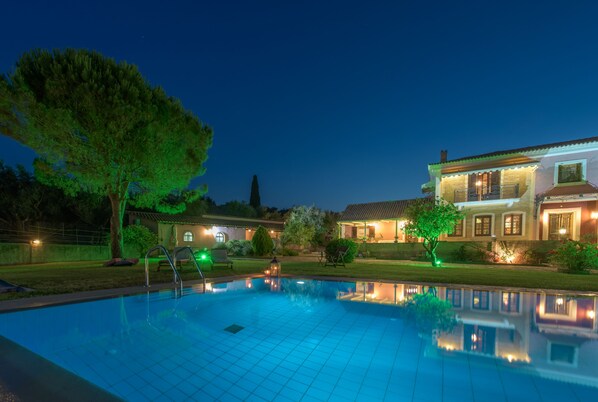 Piscine extérieure (ouverte en saison)