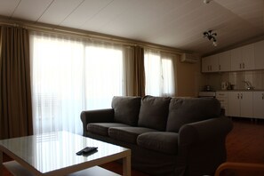 Premium-Apartment, Balkon, Meerblick | Wohnbereich