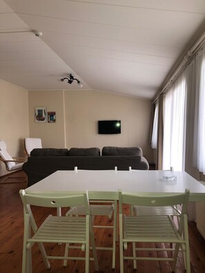 Premium-Apartment, Balkon, Meerblick | Wohnbereich