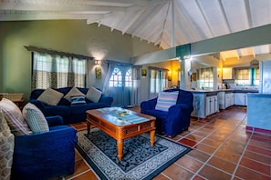 Deluxe Apartment, 3 Bedrooms, Kitchen | Ruang tamu | TV skrin rata, pemain DVD