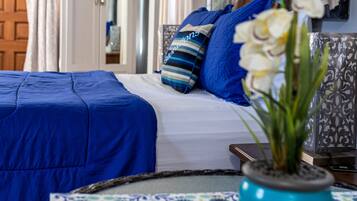 Deluxe Studio Suite, Kitchen | Egyptian cotton sheets, premium bedding, pillowtop beds