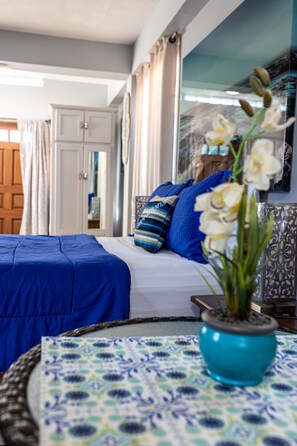 Deluxe Studio Suite, Kitchen | Egyptian cotton sheets, premium bedding, pillowtop beds