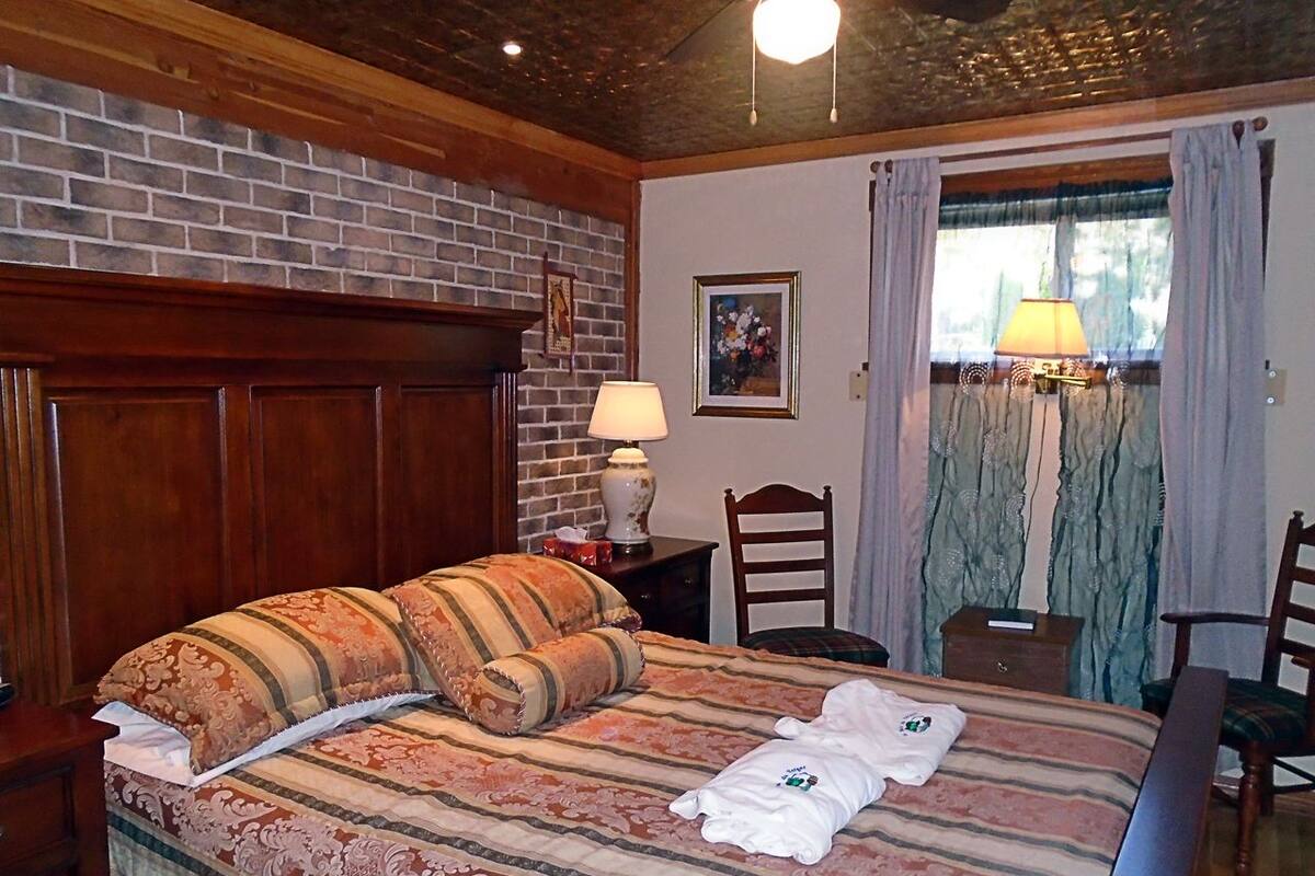 Zimmer, 1 Queen-Bett, Gemeinschaftsbad (Charmeuse) | Schallisolierte Zimmer, kostenloses WLAN