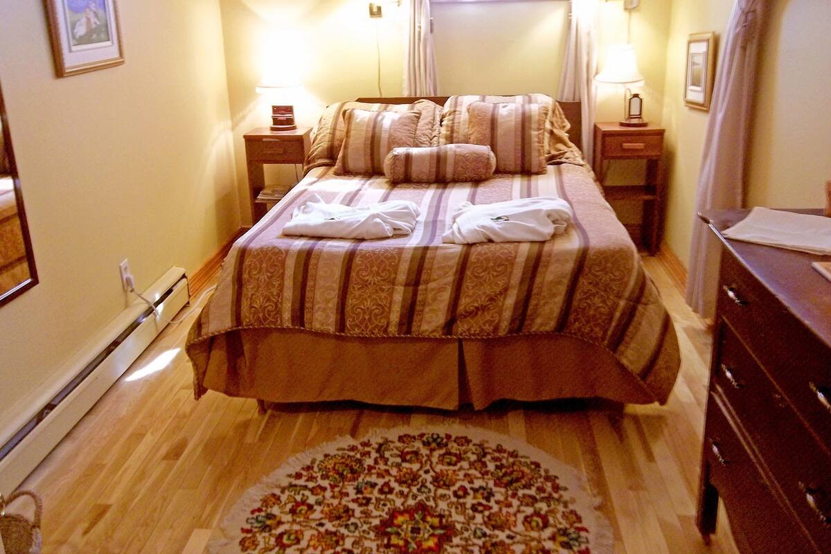 Zimmer, 1 Queen-Bett, Gemeinschaftsbad (Envoutante) | Schallisolierte Zimmer, kostenloses WLAN