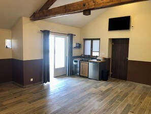 Familiehytte | Eget kjøkken | Kjøleskap, mikrobølgeovn, kokeplater og kaffetrakter/tekoker