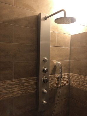 Familien-Ferienhütte | Badezimmer | Dusche, Handtücher, Toilettenpapier