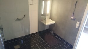 Tweepersoonskamer (with sofabed) | Badkamer | Gratis toiletartikelen, een haardroger, handdoeken
