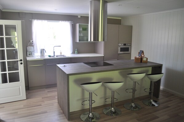 Leilighet, 2 soverom, kjøkken | Eget kjøkken | Kjøleskap, mikrobølgeovn og kaffetrakter/tekoker