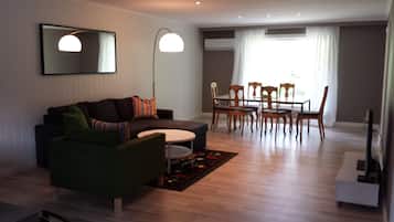 Appartement, 2 slaapkamers, keuken | Woonkamer | Flatscreentelevisie