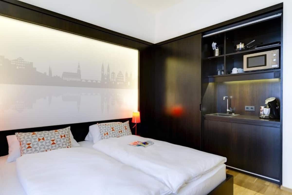 1 bedroom, hypo-allergenic bedding, desk, soundproofing