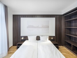 Ropa de cama hipoalergénica, escritorio y sistema de insonorización 
