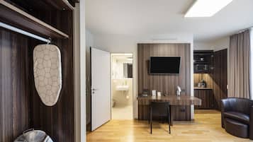 Refrigerador, microondas, placa de cocina, cafetera/tetera