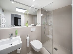 Shower, free toiletries, slippers, towels - sevenDays Hotel BoardingHouse (Heidelberg)