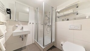 デラックス アパートメント 1 ベッドルーム キッチン リバービュー | バスルーム | シャワー、デザイナーバスアメニティ、スリッパ、タオル