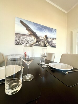 Superior-Apartment, 1 Schlafzimmer, Küche, Flussblick | Essbereich im Zimmer
