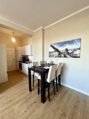 Superior Apartment, 1 Bedroom, Kitchen, River View | In-room dining - Apartment Traveblick (Lübeck)