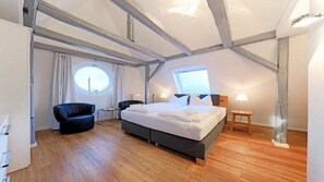 Deluxe tweepersoonskamer, 1 queensize bed, uitzicht op haven | Kamervoorziening