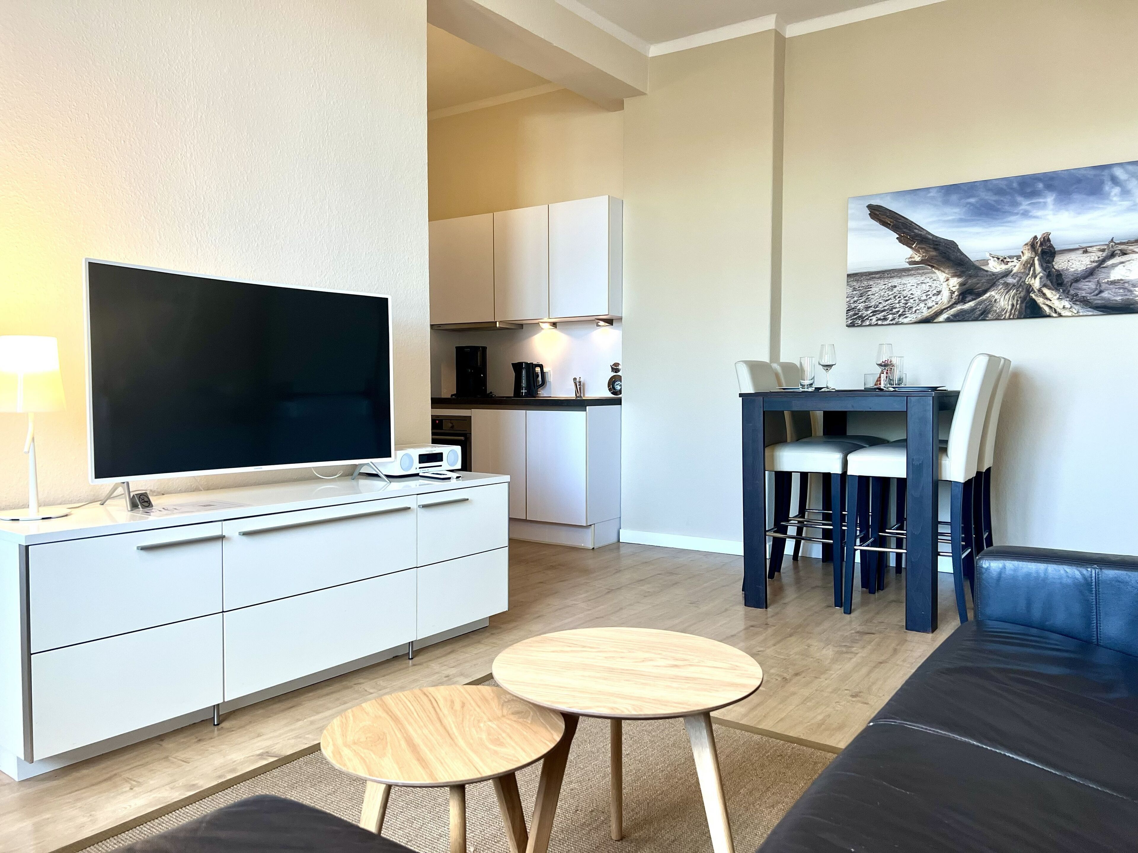 Superior-lejlighed - 1 soveværelse - køkken - udsigt til flod | Opholdsområde | 119-centimeters LED-tv med kabelkanaler