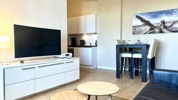 Superior-lejlighed - 1 soveværelse - køkken - udsigt til flod | Opholdsområde | 119-centimeters LED-tv med kabelkanaler