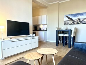 Căn hộ Superior, 1 phòng ngủ, b ếp, quang cảnh sông | Khu phòng khách | TV LED 119-cm có truyền hình cáp 