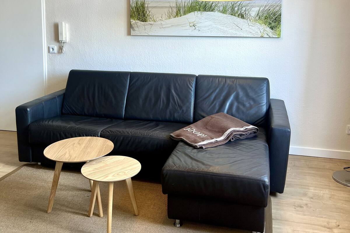 Leilighet – superior, 1 soverom, kjøkken, elveutsikt | Oppholdsområde | En 119-centimeters LED-TV med kabel-kanaler