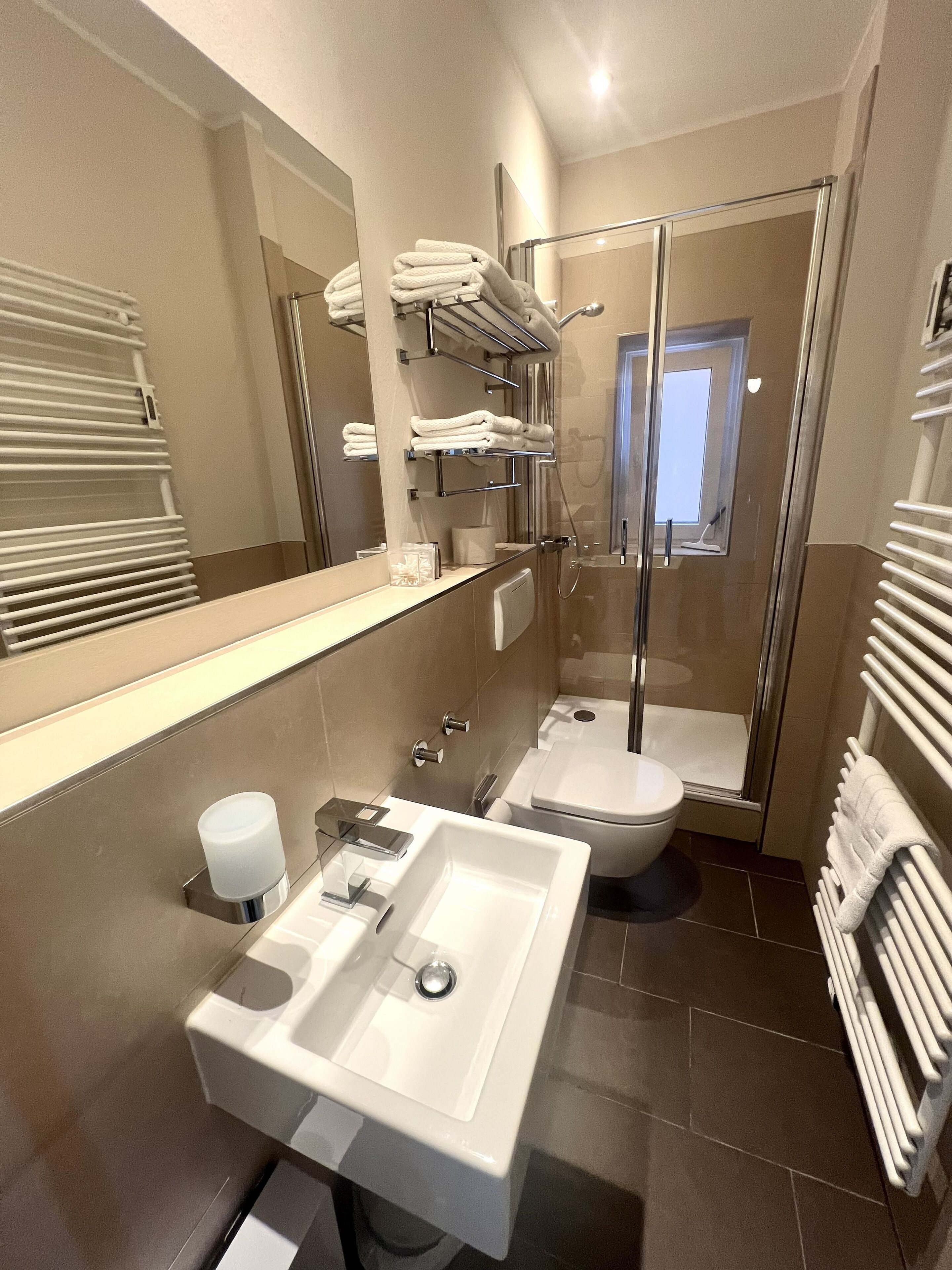 Superior-Apartment, 1 Schlafzimmer, Küche, Flussblick | Badezimmer | Dusche, Designer-Toilettenartikel, Hausschuhe, Handtücher