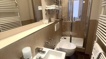 Superior-Apartment, 1 Schlafzimmer, Küche, Flussblick | Badezimmer | Dusche, Designer-Toilettenartikel, Hausschuhe, Handtücher