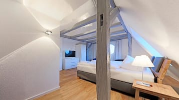 Deluxe Double Room, 1 Queen Bed, Harbour View | 1 bedroom, blackout curtains, soundproofing, free WiFi