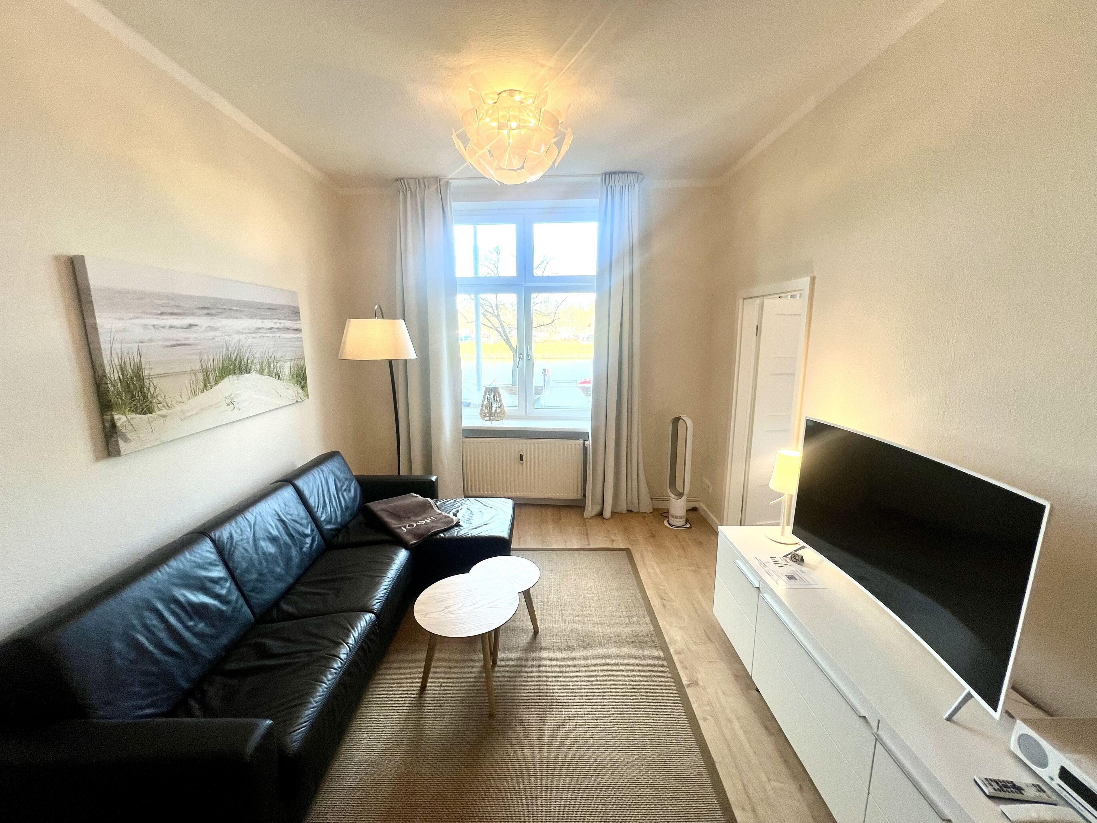 Leilighet – superior, 1 soverom, kjøkken, elveutsikt | Oppholdsområde | En 119-centimeters LED-TV med kabel-kanaler