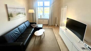 Leilighet – superior, 1 soverom, kjøkken, elveutsikt | Oppholdsområde | En 119-centimeters LED-TV med kabel-kanaler