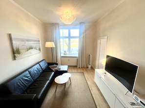 Superior appartement, 1 slaapkamer, keuken, uitzicht op rivier | Woonruimte | Een 119-cm ledtelevisie met kabelzenders