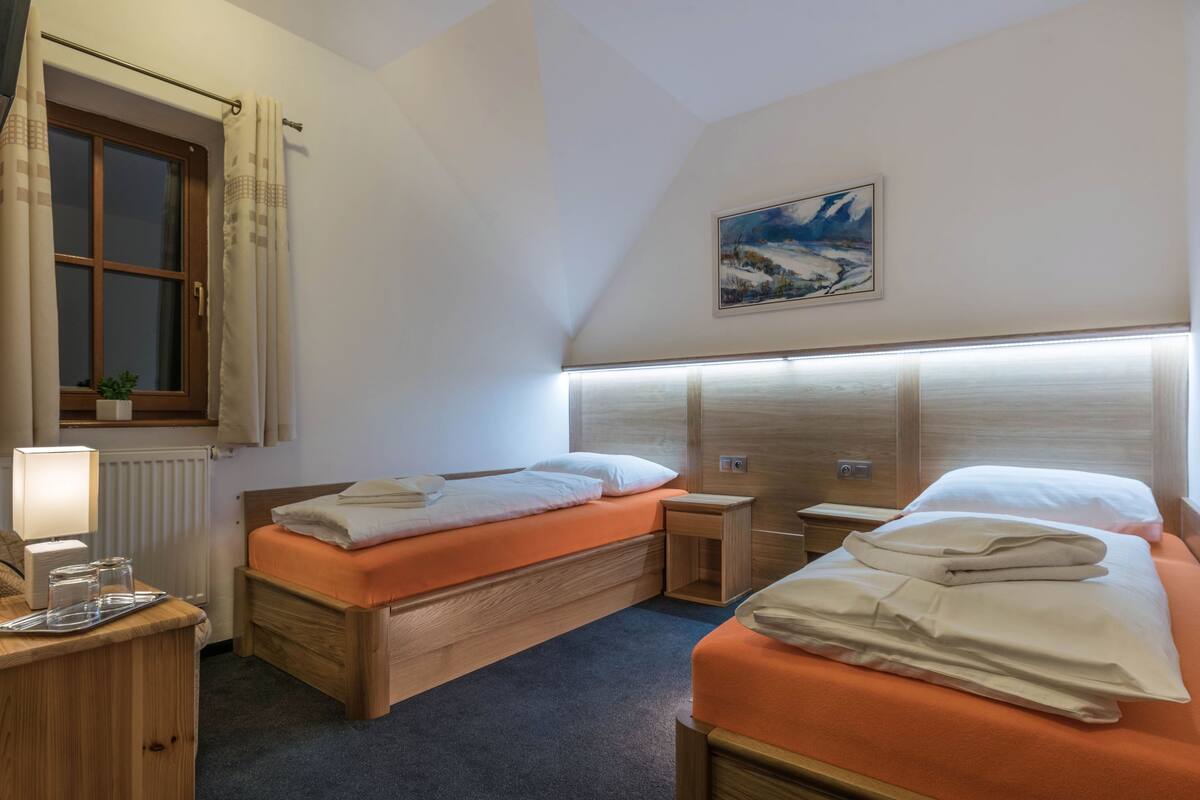 Habitación estándar con 1 cama doble o 2 individuales | Sala de estar | Una televisión de pantalla plana