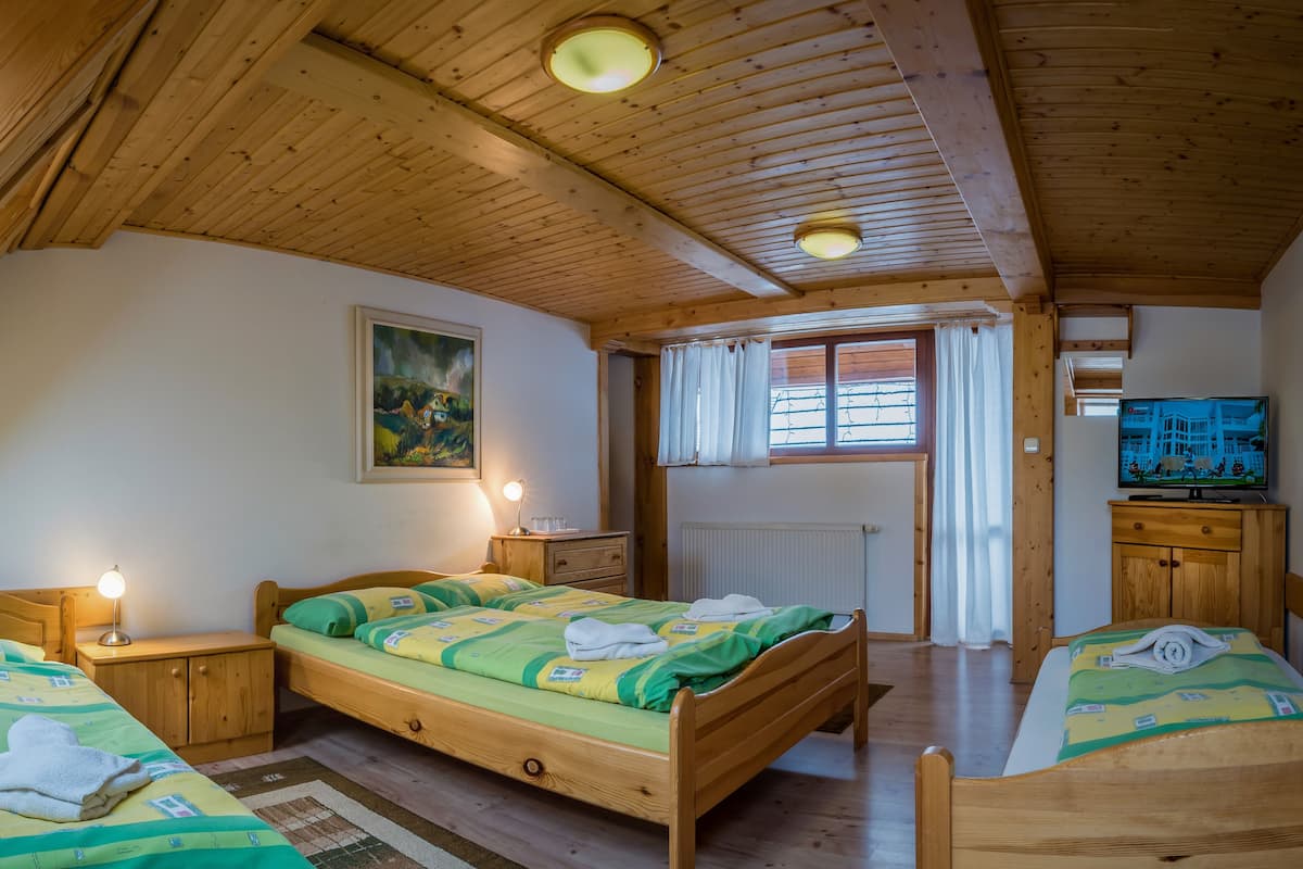 Habitación cuádruple | Escritorio, sistema de insonorización, wifi gratis y ropa de cama