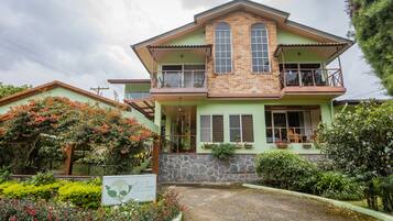 Fachada de la propiedad