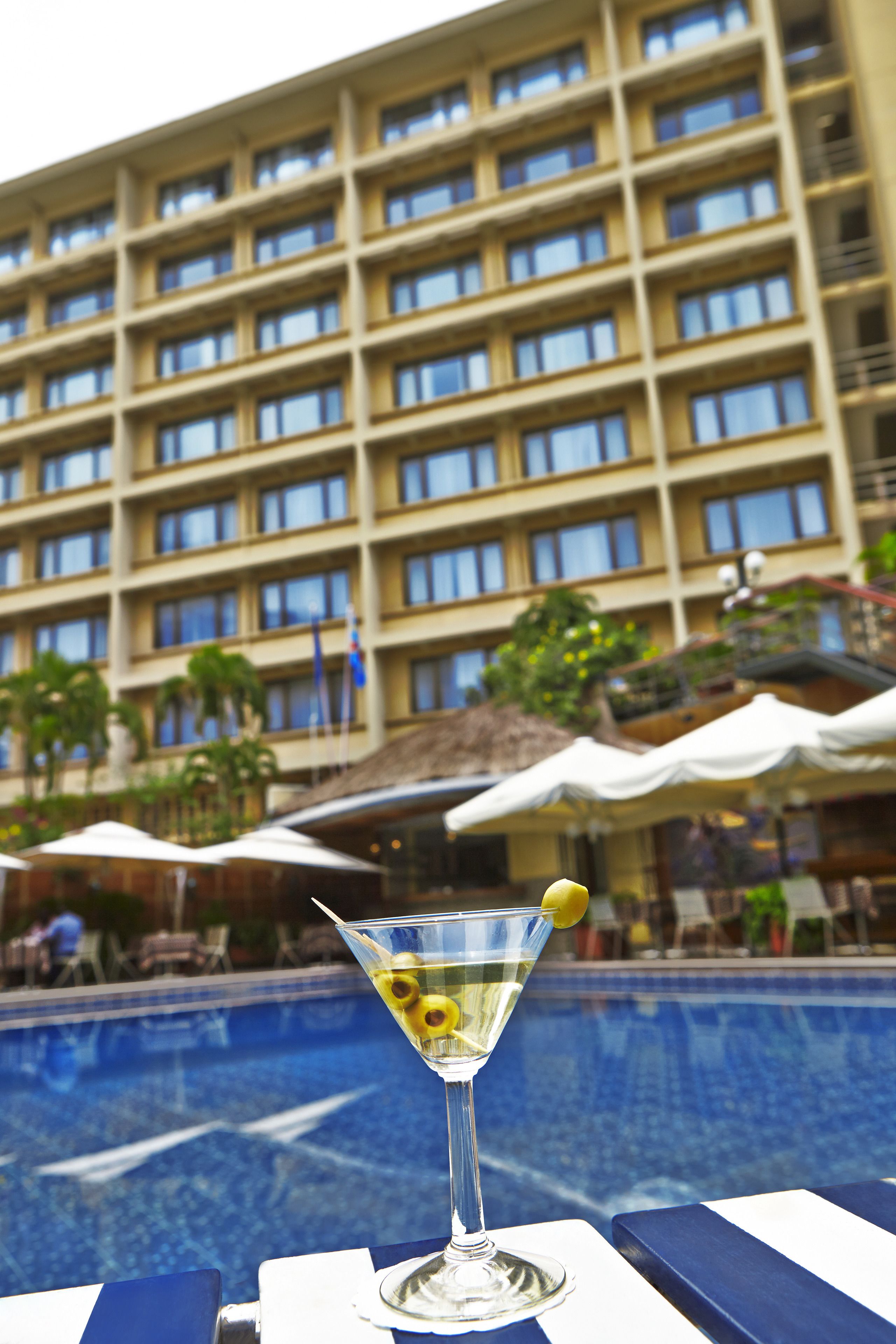 Una piscina al aire libre, sillones reclinables de piscina