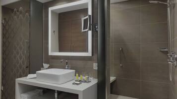 Ensemble douche/baignoire, articles de toilette de luxe, sĂšche-cheveux