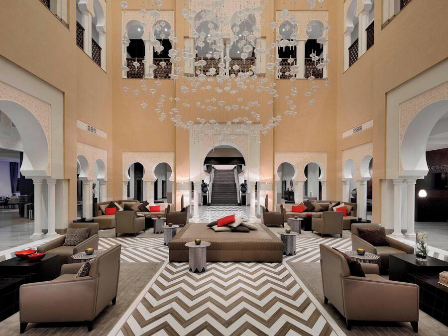 Sert le petit déjeuner, le déjeuner et le dßner