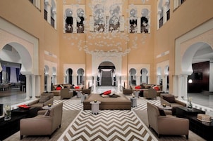 Serve café da manhã, almoço e jantar