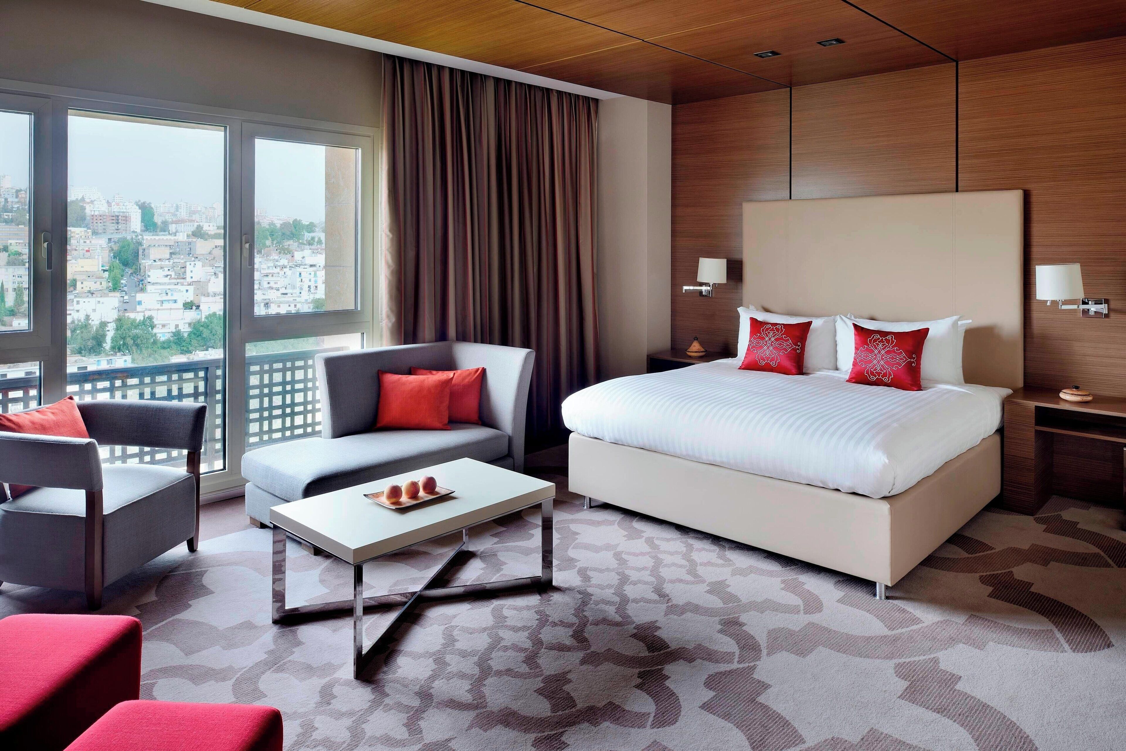 executive suite, 1 king bed | premium bedding, minibar, in-room safe, desk