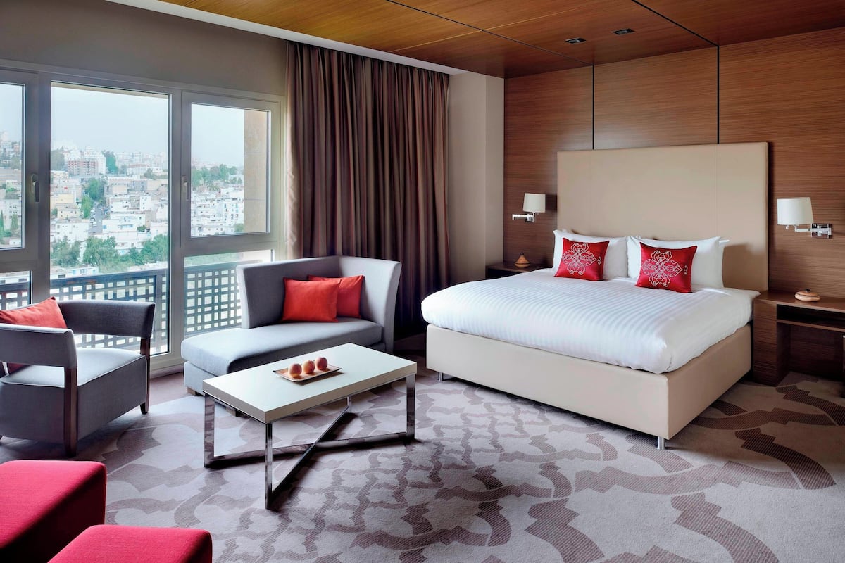 executive suite, 1 king bed | premium bedding, minibar, in-room safe, desk