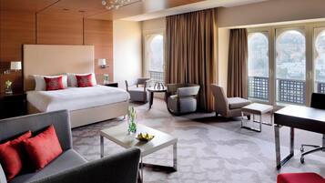 Suite Junior, 1 trÚs grand lit, non-fumeurs | Literie de qualité supérieure, minibar, coffres-forts dans les chambres