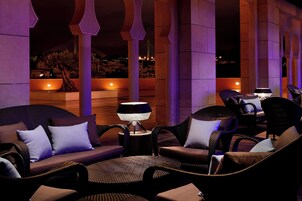 Serves breakfast, lunch, and dinner