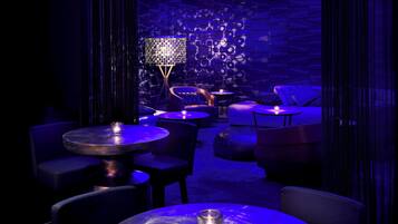 Serveert ontbijt, lunch en diner